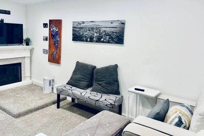 Living room of the Cozy House by the Lake with a fireplace, at a Twin Lakes short-term rental in Federal Way