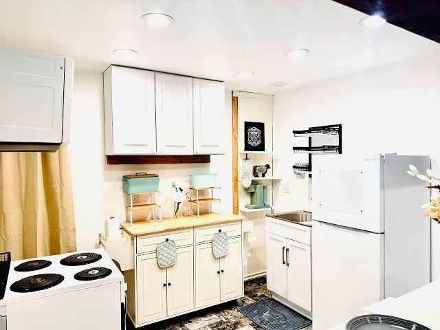 Cozy Lake House full kitchen with electric range and refrigerator