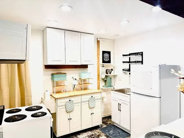Cozy Lake House full kitchen with electric range and refrigerator
