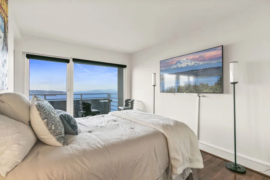 OceanView condo full kitchen and dining area