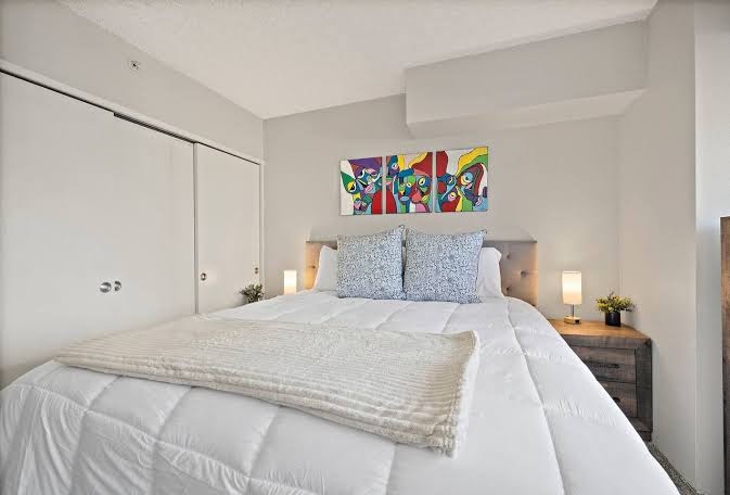 Pike Place Condo second bedroom with queen bed