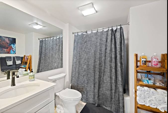Pike Place Condo full bathroom with shower and tub
