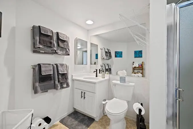 Pike Place Condo second full bathroom with walk-in shower